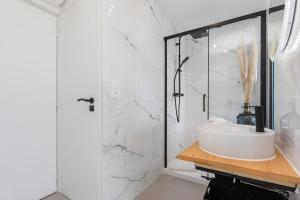 Koupelna v ubytování Village Naturiste R4N - Le Bellagio Héliopolis Luxe + 5 fotografií