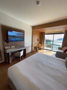TV a/nebo společenská místnost v ubytování Golden Tulip Porto-Vecchio