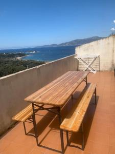 Zdjęcie z galerii obiektu Location saisonnière Rive sud - 6 personnes - vue panoramique mer w mieście Pietrosella