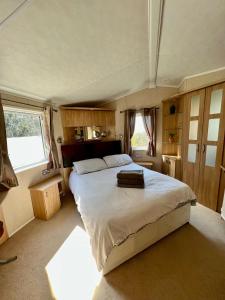 een slaapkamer met een groot bed in een kamer bij Cragside View Lodge in Newton on the Moor