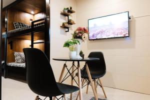 TV a/nebo společenská místnost v ubytování J & J Homestay