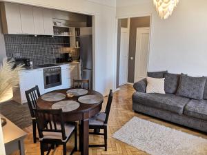 sala de estar con mesa y sofá en Gonsiori 3 Tenors Apartment en Tallin