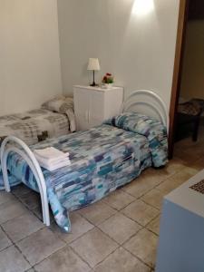 una camera con letto, tavolo e sedie di Dependance Sabrina a Città Giardino