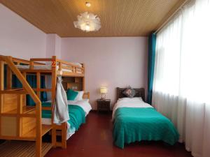 麗江市にあるママ ナシ ゲストハウスのベッドルーム1室(二段ベッド2台、はしご付)