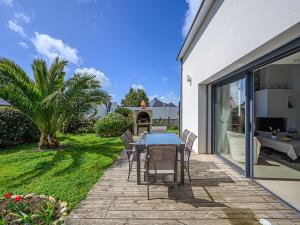 Zdjęcie z galerii obiektu Maison contemporaine à Étel - 130 m² - Calme, proche centre et plages, terrasse ensoleillée et jardin - FR-1-479-147 w mieście Étel