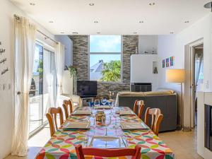 Zdjęcie z galerii obiektu Maison contemporaine à Étel - 130 m² - Calme, proche centre et plages, terrasse ensoleillée et jardin - FR-1-479-147 w mieście Étel
