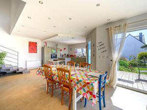 Zdjęcie z galerii obiektu Maison contemporaine à Étel - 130 m² - Calme, proche centre et plages, terrasse ensoleillée et jardin - FR-1-479-147 w mieście Étel