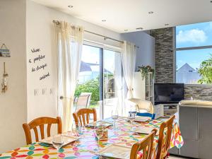 Zdjęcie z galerii obiektu Maison contemporaine à Étel - 130 m² - Calme, proche centre et plages, terrasse ensoleillée et jardin - FR-1-479-147 w mieście Étel