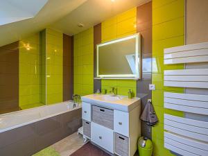 Zdjęcie z galerii obiektu Maison contemporaine à Étel - 130 m² - Calme, proche centre et plages, terrasse ensoleillée et jardin - FR-1-479-147 w mieście Étel