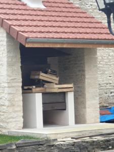 a house with a table in the front of it at Chambres d'hôtes la Chaumière in Arcy-sur-Cure