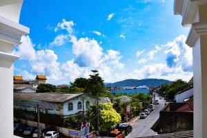 een uitzicht op een straat in een stad met auto's bij Shunli Hotel - SHA Extra Plus in Phuket