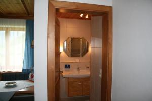 ein Badezimmer mit Waschbecken und Spiegel in der Unterkunft Andrea Schmaranzer - Privatzimmer in Gosau