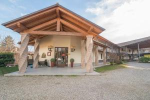 a building with a pavillion with a wooden roof at Albergo Giardino in Sannazzaro deʼ Burgondi