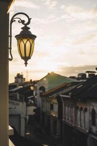 una luz de la calle con vistas a la ciudad en Shunli Hotel - SHA Extra Plus, en Phuket