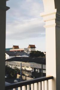 uma vista para um edifício a partir de uma varanda em Shunli Hotel - SHA Extra Plus em Phuket