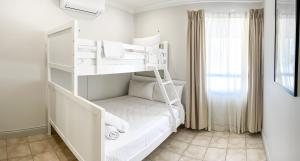 Postel nebo postele na pokoji v ubytování Trinity Links Resort