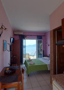 una camera da letto con un letto e vista sull'oceano di Stefanosplace ApartHotel Sea View a Barbati
