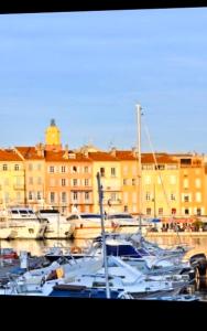 um grupo de barcos ancorados num porto com edifícios em LA DOLCE VITA MAZET A GASSIN GOLFE DE SAINT TROPEZ em Gassin