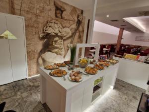 Makanan di atau berdekatan hotel