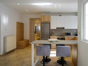 una cucina con tavolo e 2 sedie da bar di Zoe’s House a Città di Kos