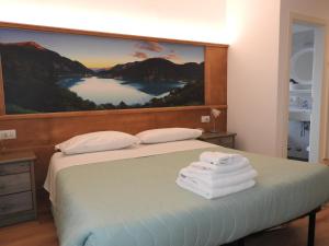 Rúm í herbergi á Albergo Silvana