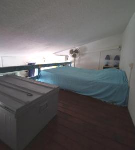 Cette petite chambre comprend un lit et une commode. dans l'établissement Trois mats, à Saint-François