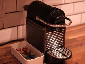 un grille-pain assis au-dessus d'un comptoir à côté d'un conteneur dans l'établissement 京都 三日月 Mikazuki, à Kyoto