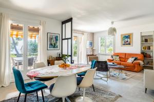 a living room with a table and chairs at Villa l'Escapade par Dodo à Cassis in Cassis