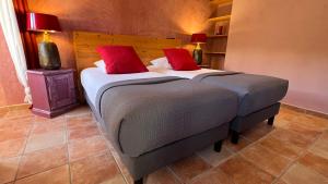 Postel nebo postele na pokoji v ubytování Logis Hôtel Restaurant Le Domaine de l'Eau Vive