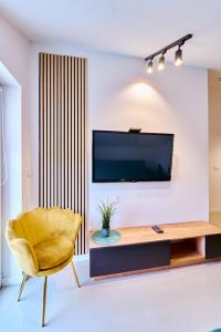 Televízia a/alebo spoločenská miestnosť v ubytovaní LAGUNA Apartament Polanica Residence 59 z klimatyzacją