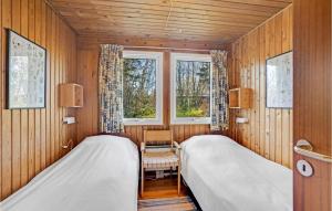 2 Betten in einem Holzzimmer mit Fenster in der Unterkunft Nice Home In Spttrup With House Sea View in Spottrup