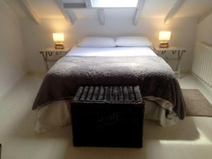 ein Schlafzimmer mit einem großen Bett mit zwei Leuchten in der Unterkunft New and bright Puertochico attic in Santander