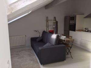 ein Wohnzimmer mit einem Sofa und einem Tisch in der Unterkunft New and bright Puertochico attic in Santander