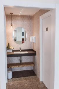 uma casa de banho com um lavatório e um espelho em Hotel Camposol em Benidorm