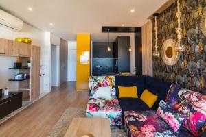 een woonkamer met een blauwe bank en gele kussens bij Excellence in your holidays ,begin with the small details in Playa Paraiso