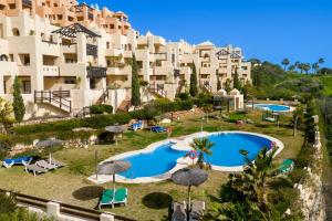 Bazén v ubytování 15 First line Penthouse with wonderful seaview near Duquesa Golf Manilva Andalucia nebo v jeho okolí