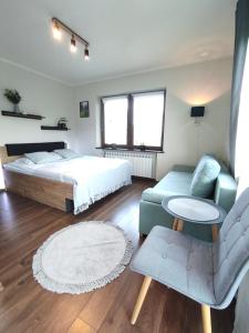 1 dormitorio con 1 cama, 1 sofá y 1 silla en Willa Lano, en Biały Dunajec