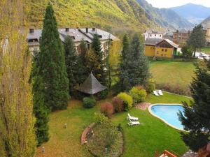 uma vista aérea de um jardim com uma piscina em Hotel Cardós em Ribera de Cardós