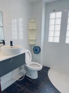 喬木提恩海灘的住宿－Jomtien Hostel 3，白色的浴室设有卫生间和水槽。