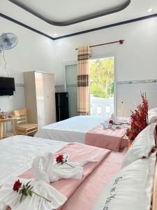 um quarto com 2 camas e toalhas em Nhà Nghỉ 86 Hàm Tiến em Phan Thiet