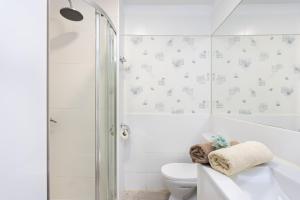 Koupelna v ubytování 3 apartments 50m from the Las Americas Promenade with heated pool