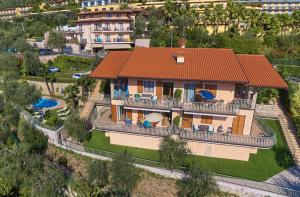 uma vista aérea de uma casa com um telhado laranja em Hotel Florida em Limone sul Garda