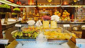 una exposición de diferentes tipos de frutas y hortalizas en Crowne Plaza Hotel Lanzhou, an IHG Hotel, en Lanzhou