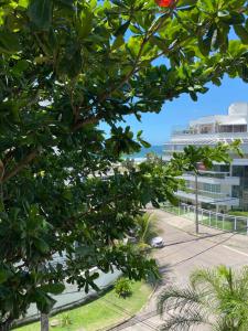 uma vista para a praia a partir das árvores em frente a um edifício em Local 301 Apartment no Rio de Janeiro