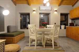 een keuken en eetkamer met een tafel en stoelen bij PALIO HANI in Konitsa