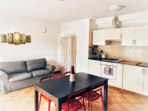 Il comprend une cuisine et un salon avec une table et des chaises. dans l'établissement Le Masserie Case Vacanza, à Villetta Barrea