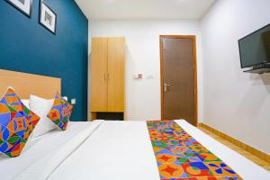 FabHotel F9 Peeragarhi tesisinde bir odada yatak veya yataklar