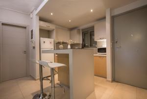 A kitchen or kitchenette at Lovely New Βuild Flat Near Metro - Free Parking