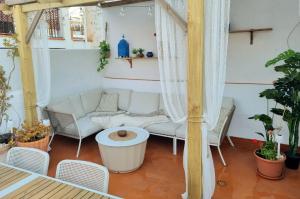 een woonkamer met een bank en een tafel bij Town house with roof terrace - Old Town in Marbella