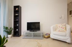 A television and/or entertainment centre at Lovely New Βuild Flat Near Metro - Free Parking